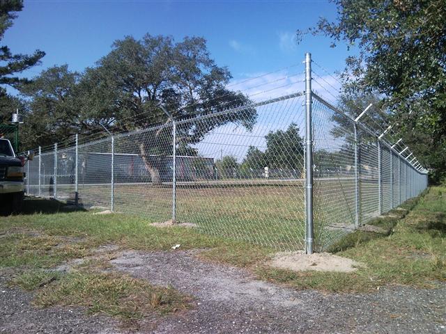 Commercial chain link security fence